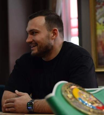 Непереможний український боксер пригадав, як зі зламаною рукою здолав суперника