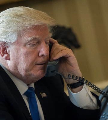 Зеленский и Трамп проведут разговор на фоне остановки поставок оружия из США, – Politico