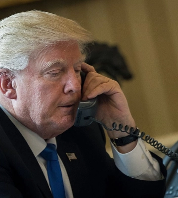 Зеленский и Трамп проведут разговор на фоне остановки поставок оружия из США, – Politico