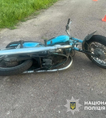 У селі на Київщині мотоцикл збив жінку, яка потрапила до лікарні, - поліція