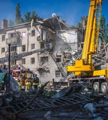 Росія влучила в будинок в одному із міст Донецької області: є загиблі, троє людей — під завалами