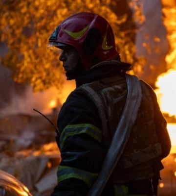 Рятувальники ліквідовують наслідки нічної атаки у декількох районах Києва