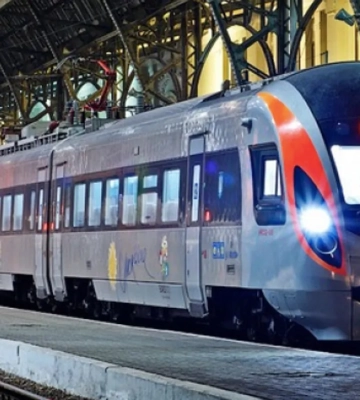 Поїзди із Києва відправляються із затримкою через атаку рф: як курсують