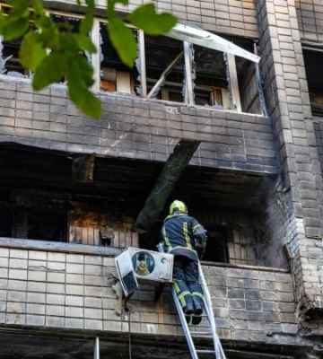 В Киеве из-за обстрела задерживаются поезда, часть автобусов и троллейбусов курсирует с ограничениями
