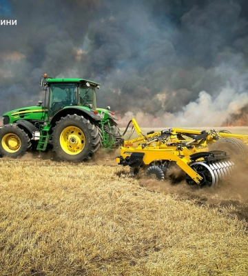 Через масштабну пожежу на одній з доріг Одещини зупинився рух: вигоріло 40 гектарів, - ФОТО