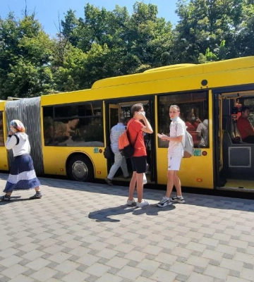 МВС попередило про обмеження руху в Києві після російських обстрілів