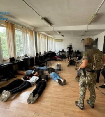 Прокуратура передала до суду справу шахрайського кол-центру на Закарпатті — судитимуть 19 учасників злочинної організації, які&amp;hellip;