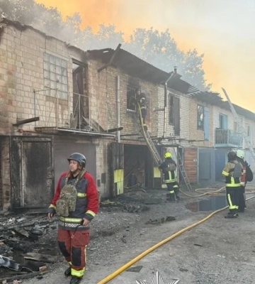 Пекельна ніч у Києві: пожежі, вибухи, поранені — наслідки масованої атаки РФ