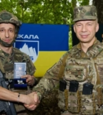 Захисник з Миколаєва отримав відзнаку «Хрест Військова честь» від генерала Сирського