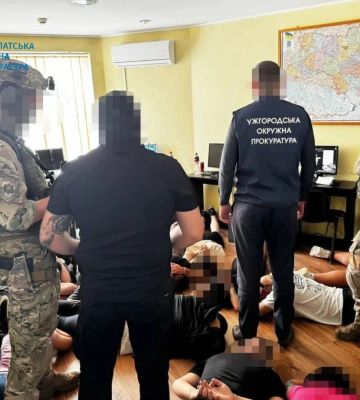 Прокуратура передала до суду справу шахрайського кол-центру на Закарпатті — судитимуть 19 учасників злочинної організації, які ошукували громадян ЄС