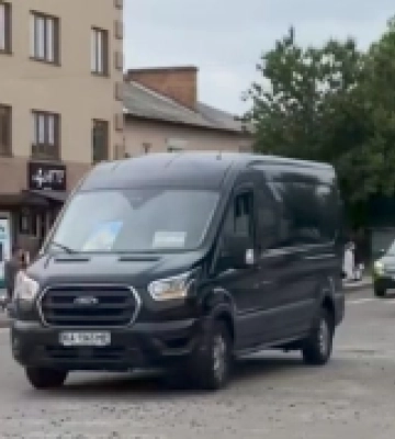 На Волині навколішки та з прапорами зустрічали траурний кортеж з тілом загиблого захисника