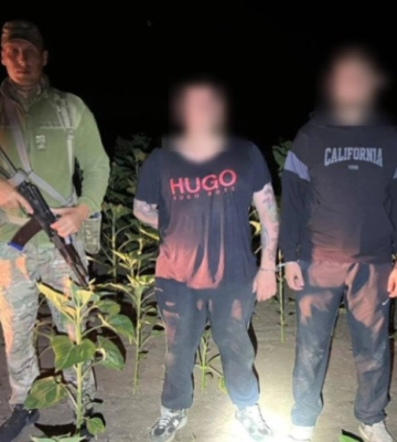До кордону з мамою: жінка намагалася вивезти з України 24-річного сина з товаришем, один з них – з Дніпропетровщини
