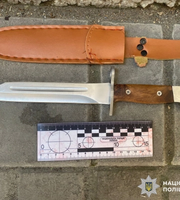 У Вінниці поліцейські затримали буяна, який на вулиці погрожував людям ножем