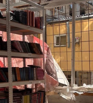 Частину книжок пошкоджено. Внаслідок масованої атаки на Київ руйнувань зазнав склад та інтернет-магазин видавництва Наш Формат