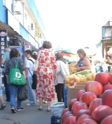 На ринках у Луцьку – величезні черги за продуктами: що купують