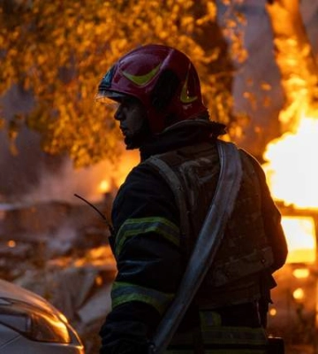 Горит завод по производству пластика, – в ГСЧС показали, как борются с последствиями атак