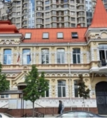 У Києві під час обстрілу пошкоджено консульський відділ Посольства Польщі