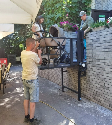 До тераріуму у Рівненському зоопарку - на підйомнику