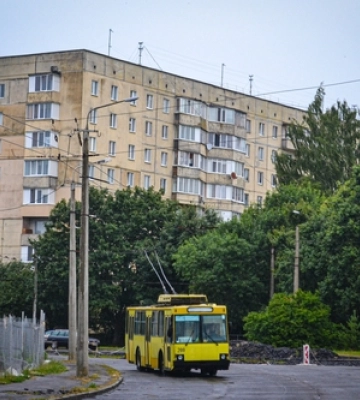 Після простою на вулиці Луцька повернувся яскравий тролейбус
