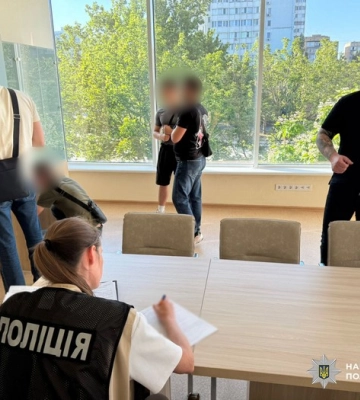Правоохоронці затримали на хабарі посадовця однієї з міських рад Одеського району