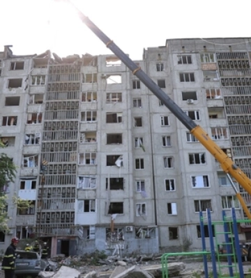 Біля будинку у Луцьку, який постраждав від ворожого обстрілу, виставили охорону: що там коїться
