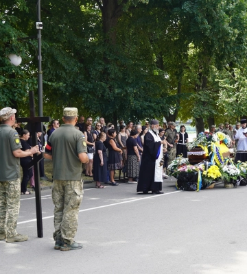 В Ужгороді попрощалися з полеглим офіцером Олександром Карповим В Ужгороді попрощалися з полеглим офіцером Олександром Карповим