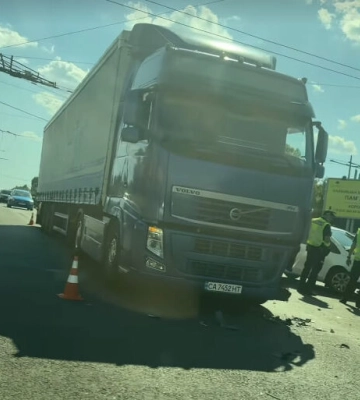ДТП за участі вантажівки сталася на Сумгаїтській у Черкасах (ФОТО)