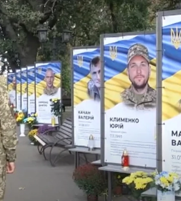У Прилуках дівчина заспівала пісню російського репера біля меморіалу загиблим воїнам У Прилуках дівчина заспівала пісню російського репера біля меморіалу загиблим воїнам