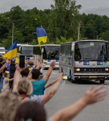 Восьмий за літо обмін полоненими: додому повернулася ще одна група українських захисників і цивільних людей