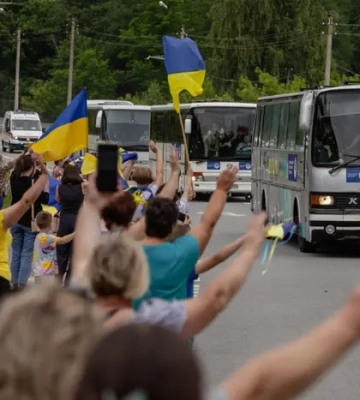 Як українці зустрічали звільнених із полону захисників: ексклюзивні кадри від СБУ