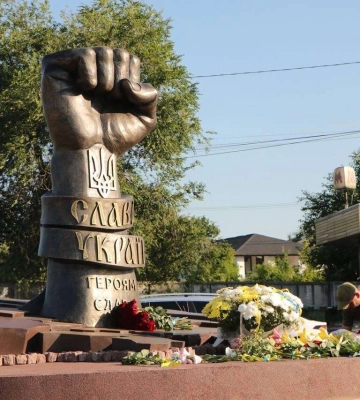 В Днепре на площади Единства открыли мемориальный знак памяти воинам-защитникам Украины