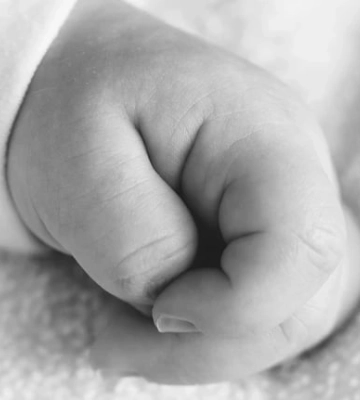 На півночі Рівненщини - трагедія: немовля жінки, яка народила вдома, знайшли мертвим