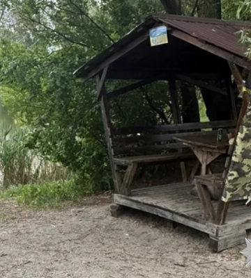 Незаконно занял землю возле озера и построил беседки для аренды: в Киеве будут судить изобретательного "предпринимателя"