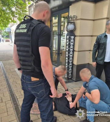 До Молдови за 13 тисяч доларів: у столиці поліцейські затримали незаконного "турагента"