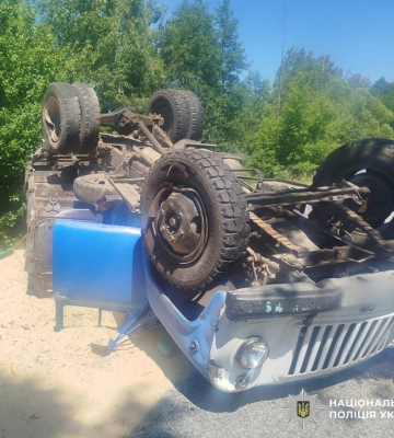 На Житомирщині внаслідок ДТП постраждали пасажири обох автомобілів-учасників. ФОТО На Житомирщині внаслідок ДТП постраждали пасажири обох автомобілів-учасників. ФОТО