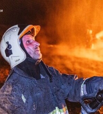 Последствия массированного удара вражеских дронов по Чугуеву: 11 пострадавших, среди них - 2 ребенка. Бушует масштабный пожар.&amp;hellip;