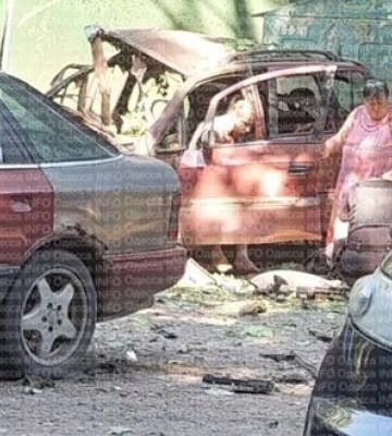 Автомобіль вибухнув в Одесі, постраждав чоловік, - Нацполіція. ФОТО