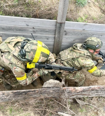 Зі слідчого - в кулеметники: боєць із Рівненщини боронить Донеччину разом із батьком