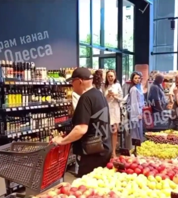 "Проезжай": одессит насмешил соцсети, не поделив дорогу с собственным отражением (видео)