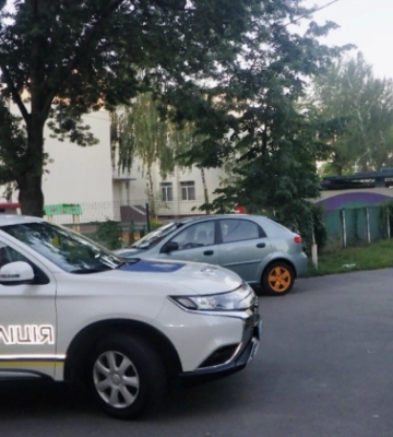 У Києві п’яний чоловік вирішив «виховати» підлітків, вистреливши у них з травматичного пістолету