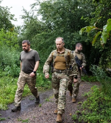 Более 60 отбитых штурмов за неделю: Сырский проверил ситуацию на Харьковщине