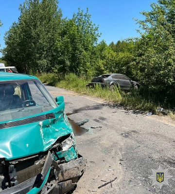 На Вінниччині внаслідок зіткнення бусика та легковика постраждали жінка і дитина