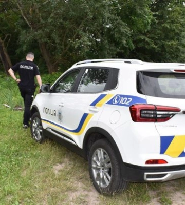 У центрі Києва чоловік демонстрував нацистський прапор: поліція відкрила справу