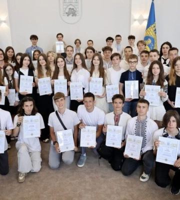 67 школярів-призерів всеукраїнських етапів олімпіад та конкурсів отримали премії від міста. Прізвища, фото