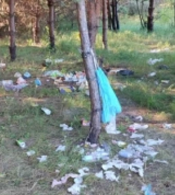 На Волині біля озера Луки відпочивальники залишили сміття