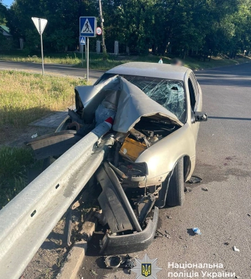 ДТП на Черкащині: легковик нанизався на відбійник, водій загинув на місці. ФОТО