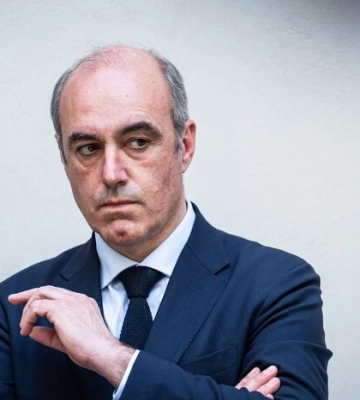 У Франції депутат, який критикував Макрона, наклав на себе руки