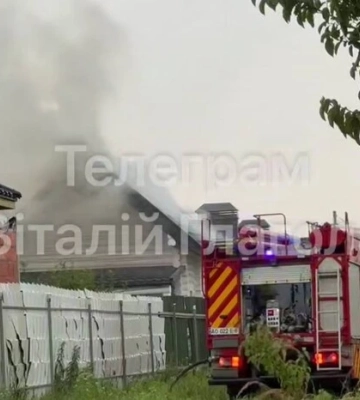В Ужгороді будинок спалахнув після удару блискавки (відео)
