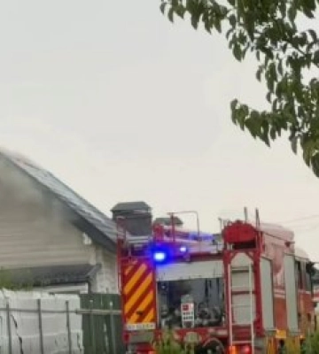 В Ужгороді будинок спалахнув після удару блискавки (відео)