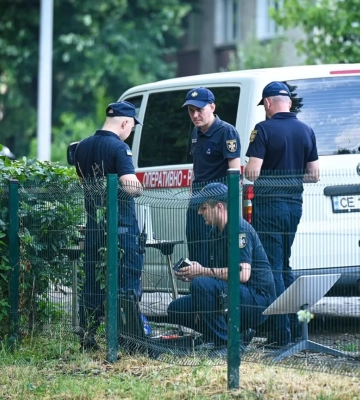 Через сильний вітер у Чернівцях без світла залишилися пів міста й околиці